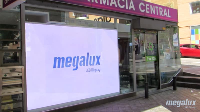 Farmacia Central destaca con pantalla LED Megalux en su ubicación privilegiada de Madrid