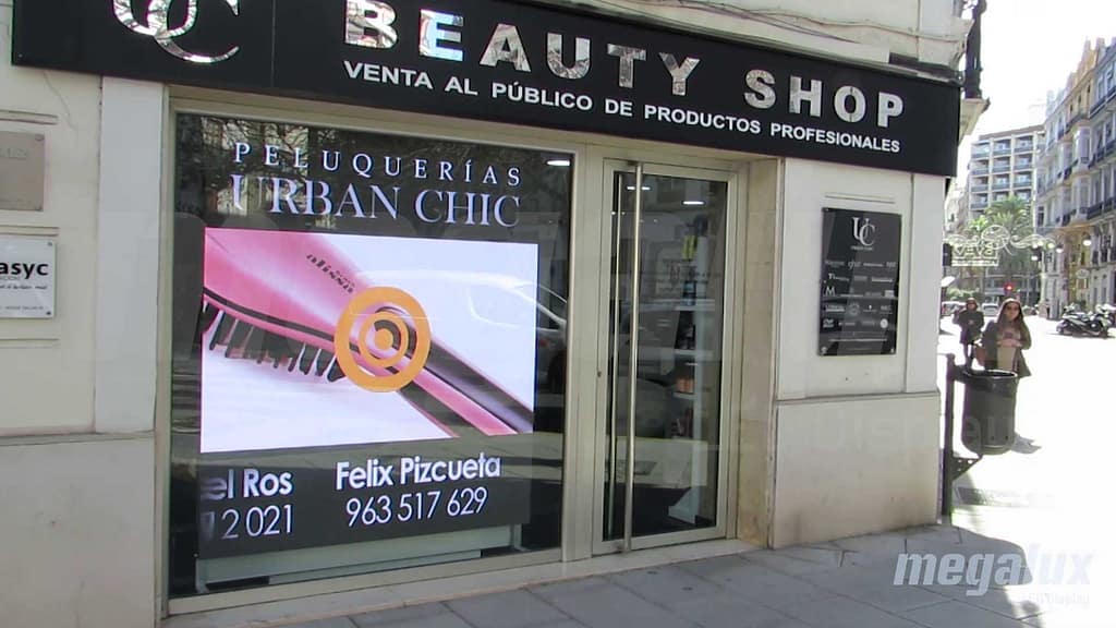 3 pantallas LED en 1: La cadena Beauty Shop instala otra vez pantalla LED Megalux