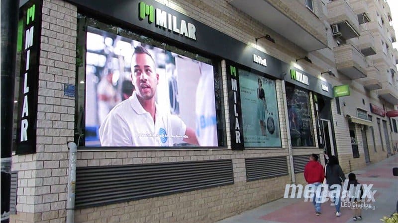 Espectacular pantalla LED Megalux en el escaparate de Milar Ibitel