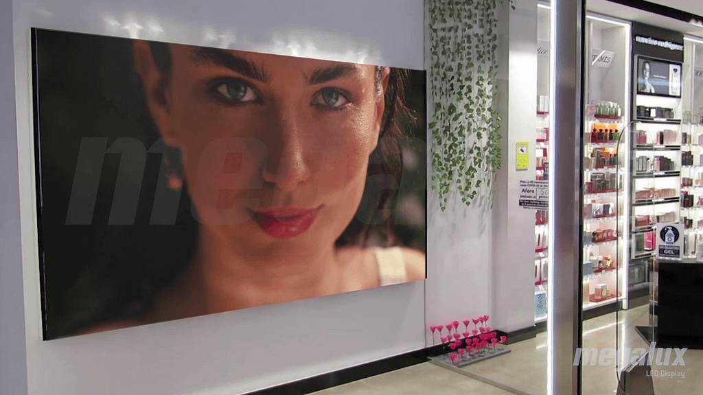 Hiper Laguna abre su nueva Concept Store con varias pantallas LED Megalux