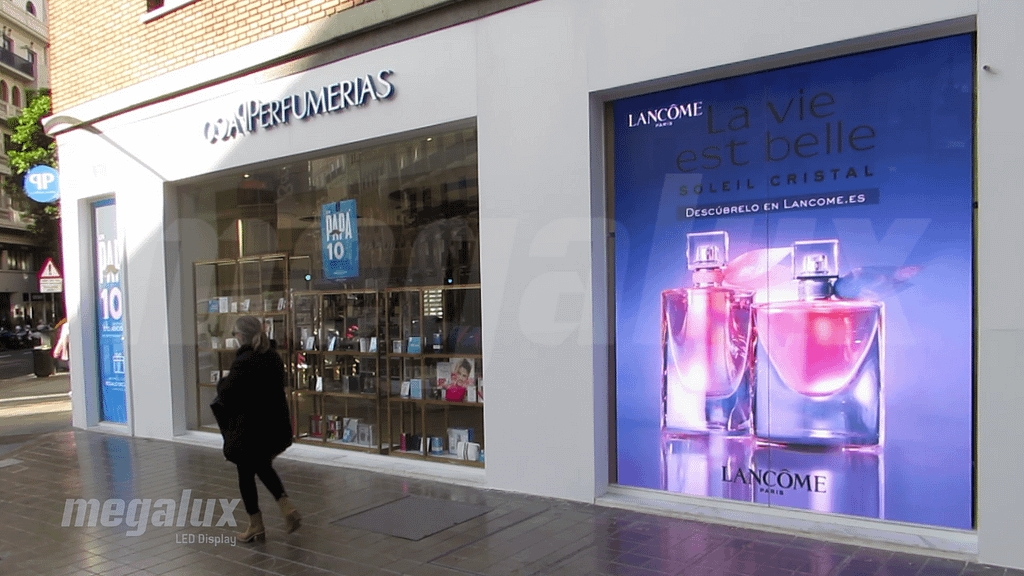 Perfumerías Paco instala impresionantes pantallas LED Megalux en sus escaparates