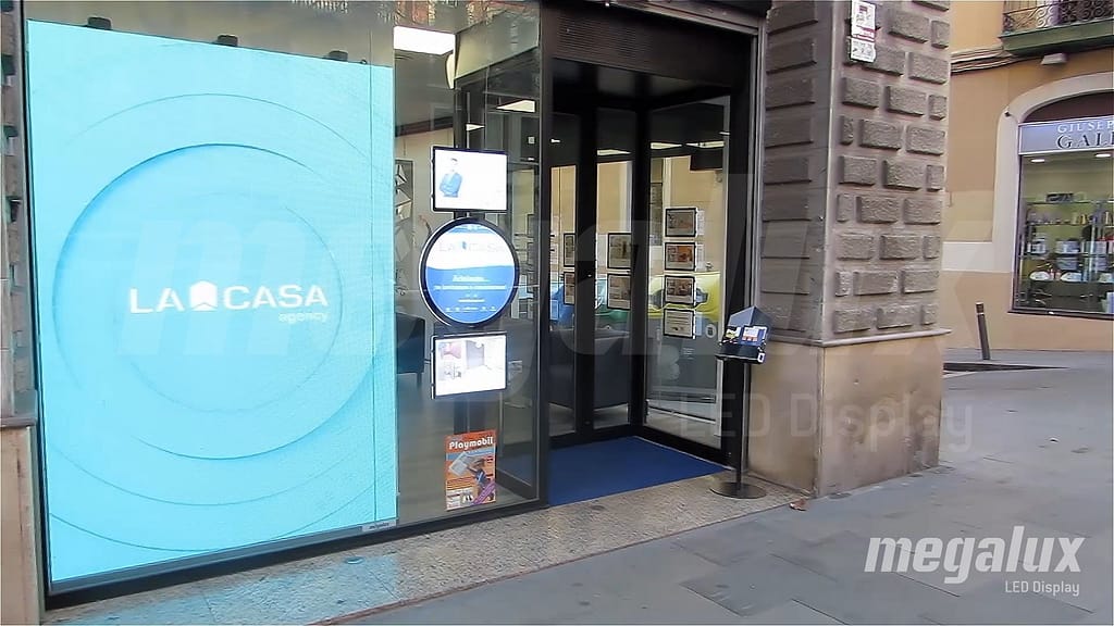 La inmobiliaria La Casa Agency en Barcelona opta por pantalla LED Megalux de escaparate