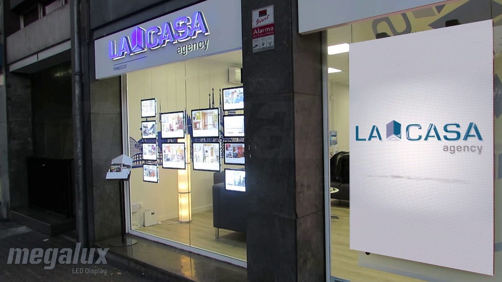 El grupo inmobiliario La Casa Agency añade otra pantalla Megalux en Barcelona