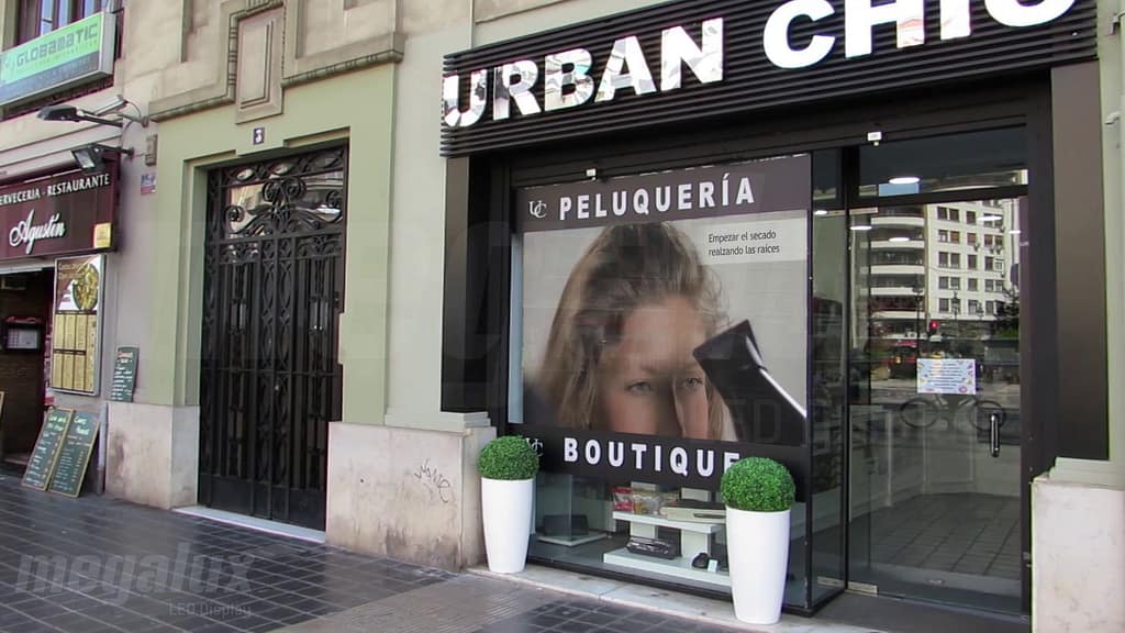 La marca Urban Chic se promociona con Pantalla LED de Megalux en el centro de Valencia