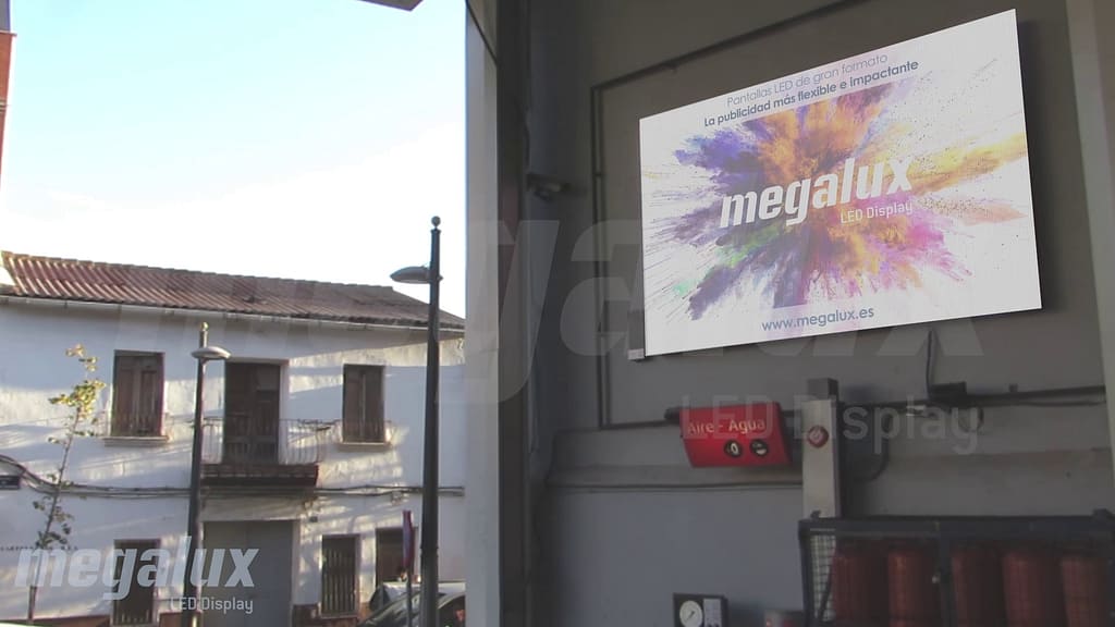 Pantalla LED publicitaria de Megalux atrae las miradas en la Gasolinera Tres Caminos de Galp