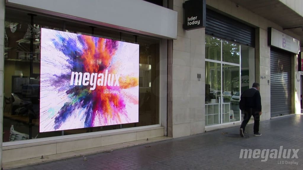 La agencia inmobiliaria Líder Today luce pantalla LED publicitaria Megalux de escaparate