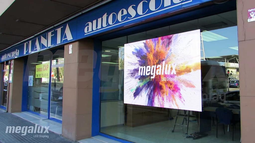 Luce otra gran pantalla publicitaria LED Megalux en Terrassa, Barcelona