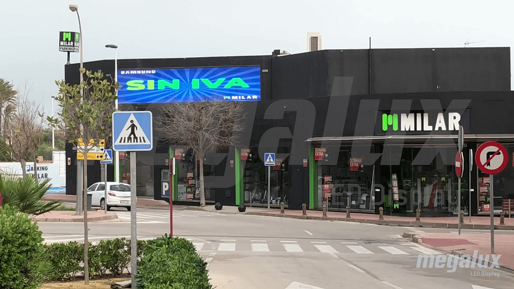 Milar Jávea amplia su tienda con una espectacular pantalla LED Megalux