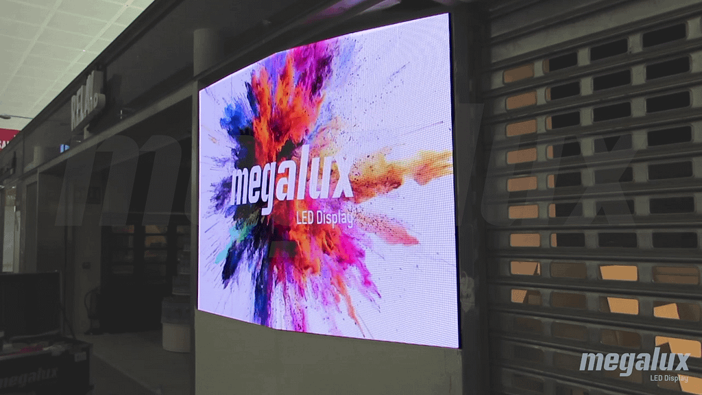 Relay instala pantalla curvada Megalux en el Aeropuerto de Málaga