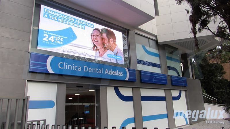Gran Pantalla Led Publicitaria Megalux En La Plaza De Los