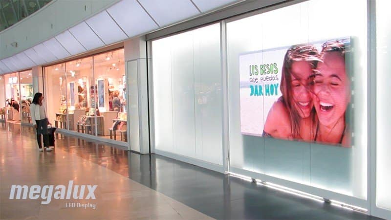 El Aeropuerto Internacional de Valencia luce pantalla LED publicitaria Megalux