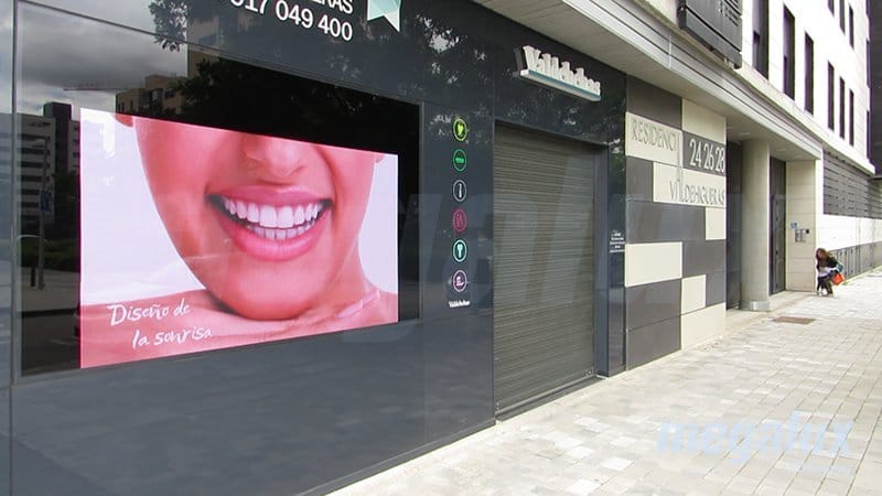 Clínica Dental Valdebebas elige a Megalux Display para su nueva pantalla LED