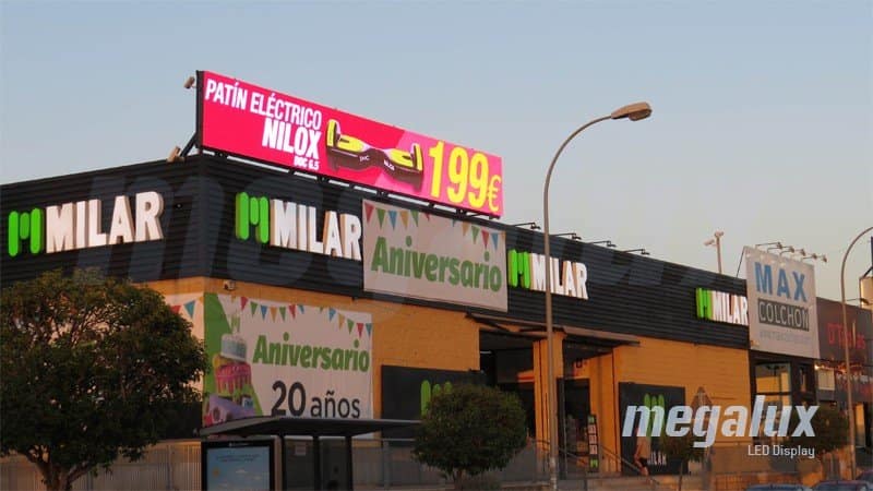 Gran pantalla publicitaria LED Megalux en el centro comercial El Osito