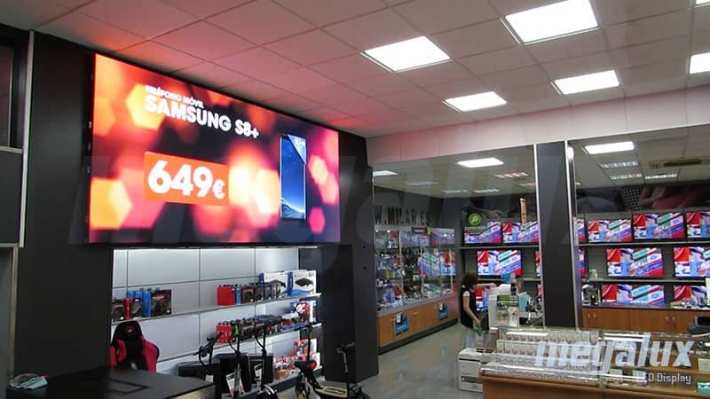 Impactante pantalla LED gigante Megalux en el interior de un comercio de Ribera Alta